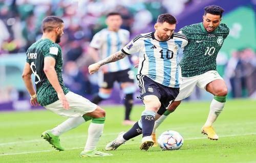 人之常情美女从身前走过，穆帅眼神疑似忍不住跟随